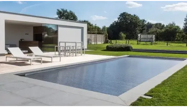 Modern rektangulär pool med mörkblå kakel, grå betongkanter, Aquatop nersänkt 60x14mm extern motor