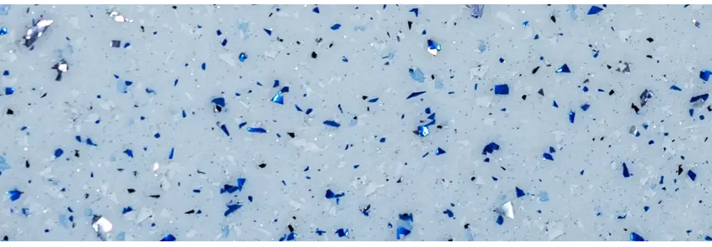 Blå rektangulär glasfiberpool Aruba med kaklad omgivning och skimrande glasbitar