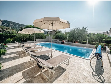 Beige tygparaply med metallram för Glasfiberpool Barbados vid speciella evenemang