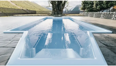 Modern medelstor glasfiberpool Grenada med vit ram och ljusblått vatten