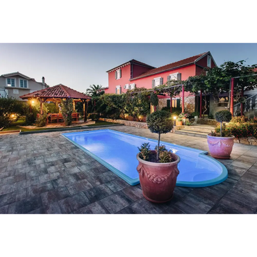 Terrakotta keramikplanter med Haiti trädgårdspool, avrundad trappa