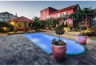 Terrakotta keramikkruka med dekorationer vid glasfiberpool Haiti och avrundad trappa i trädgårdspool