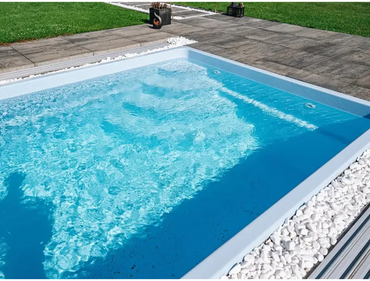 Modern glasfiberpool Papeete med klart blått vatten och vita stenar