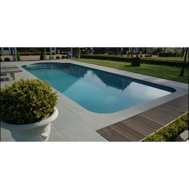 Rektangulär pool med klart blått vatten i Natura Kiruna Paket