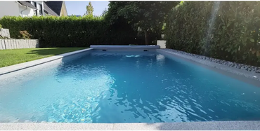 Natura Modena paket med rektangulär pool och klart blått vatten