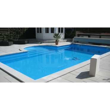 Ljusblå rektangulär pool 4×8 med vita kakelkanter och trappsteg i Rustica Athen paket