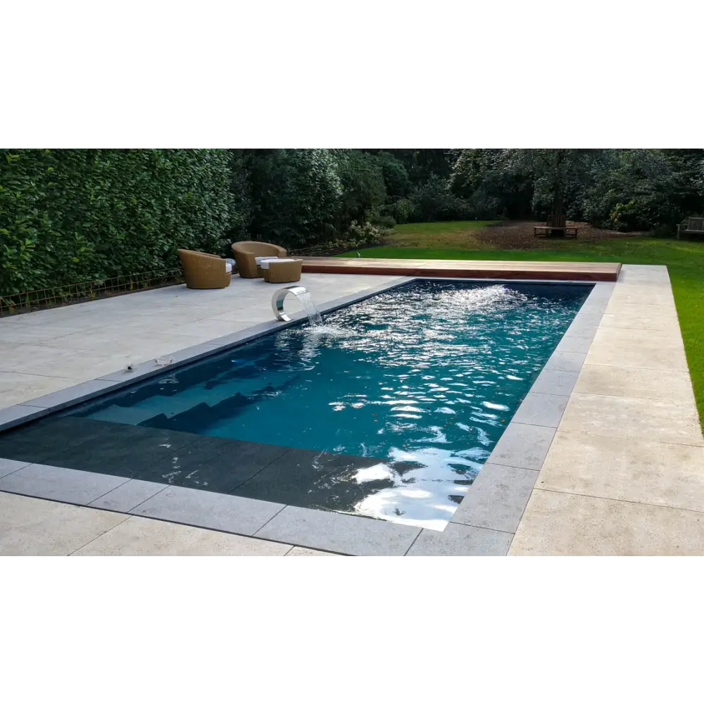 Leisurepools Cube pool med modern design, rektangulär blåvattenform