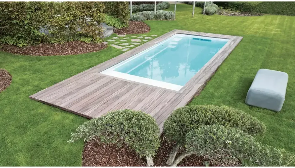 Leisurepools Encore med raka linjer för smala tomter, rektangulär pool med klart blått vatten