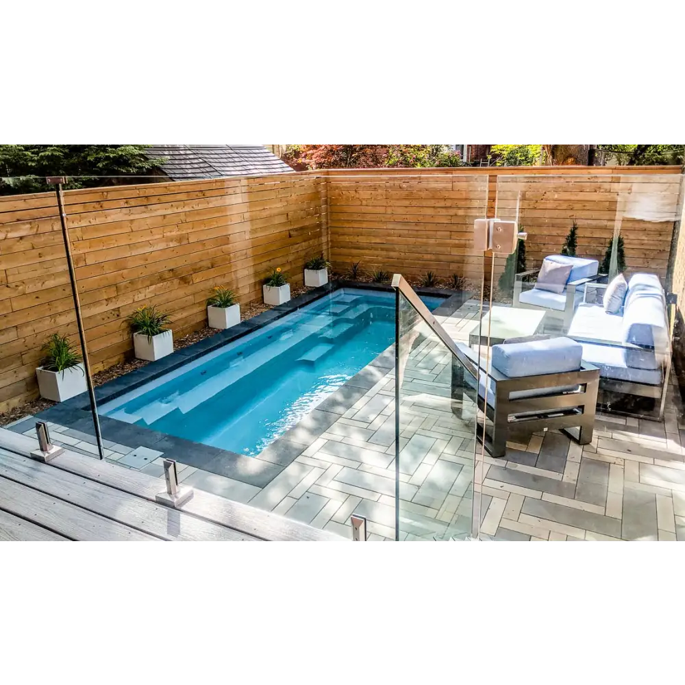 Leisurepools Espirit med slimmad form för trängre utrymmen, rektangulär pool med klart blått vatten, trästaket och glas