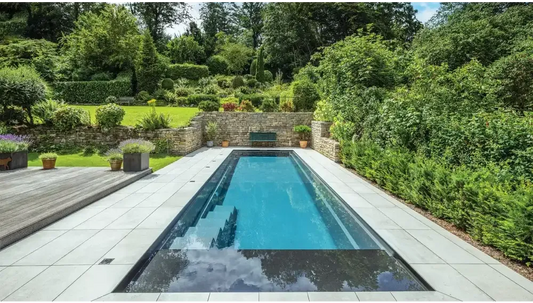 Stilren pooldesign med klart blått vatten i Leisurepools Linear
