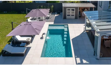Rektangulär pool med klar blåvatten, modern design, steg för åtkomst, visuellt imponerande
