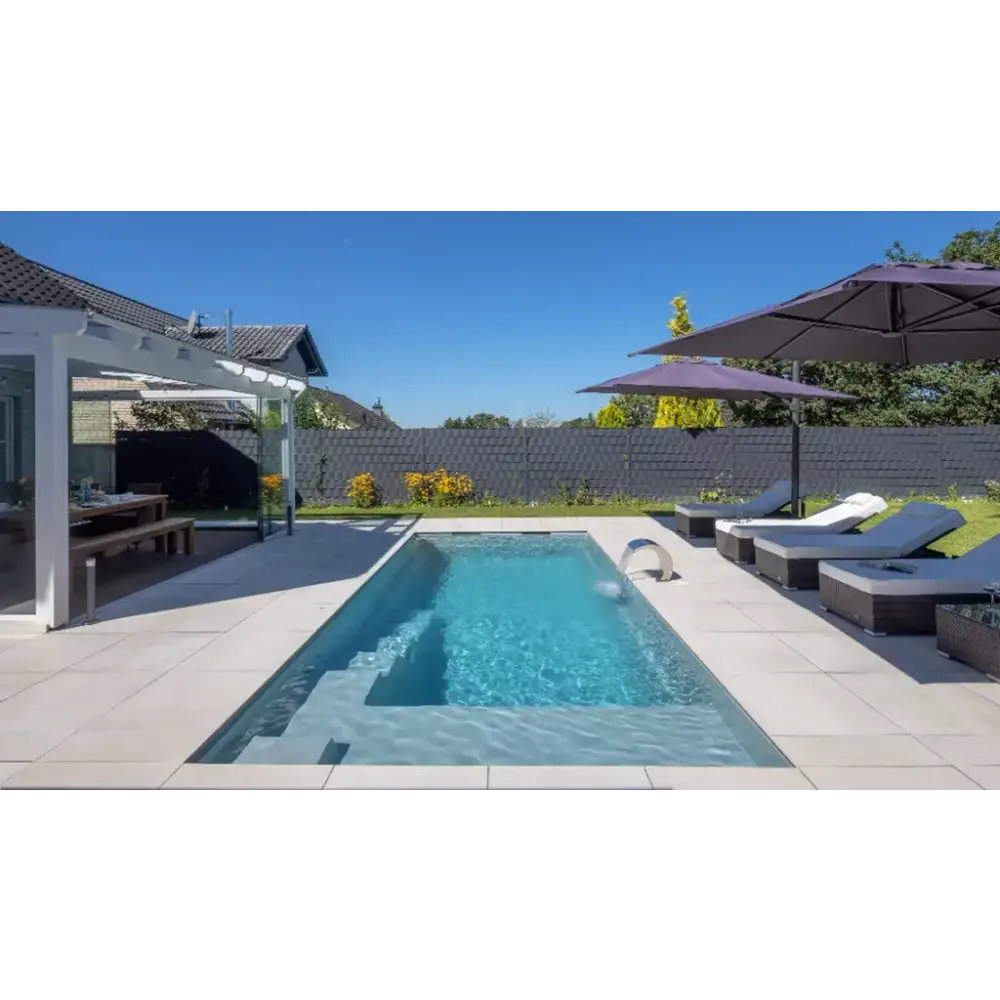 Leisurepools Precision pool med rektangulär form, klart blått vatten och vit flytare