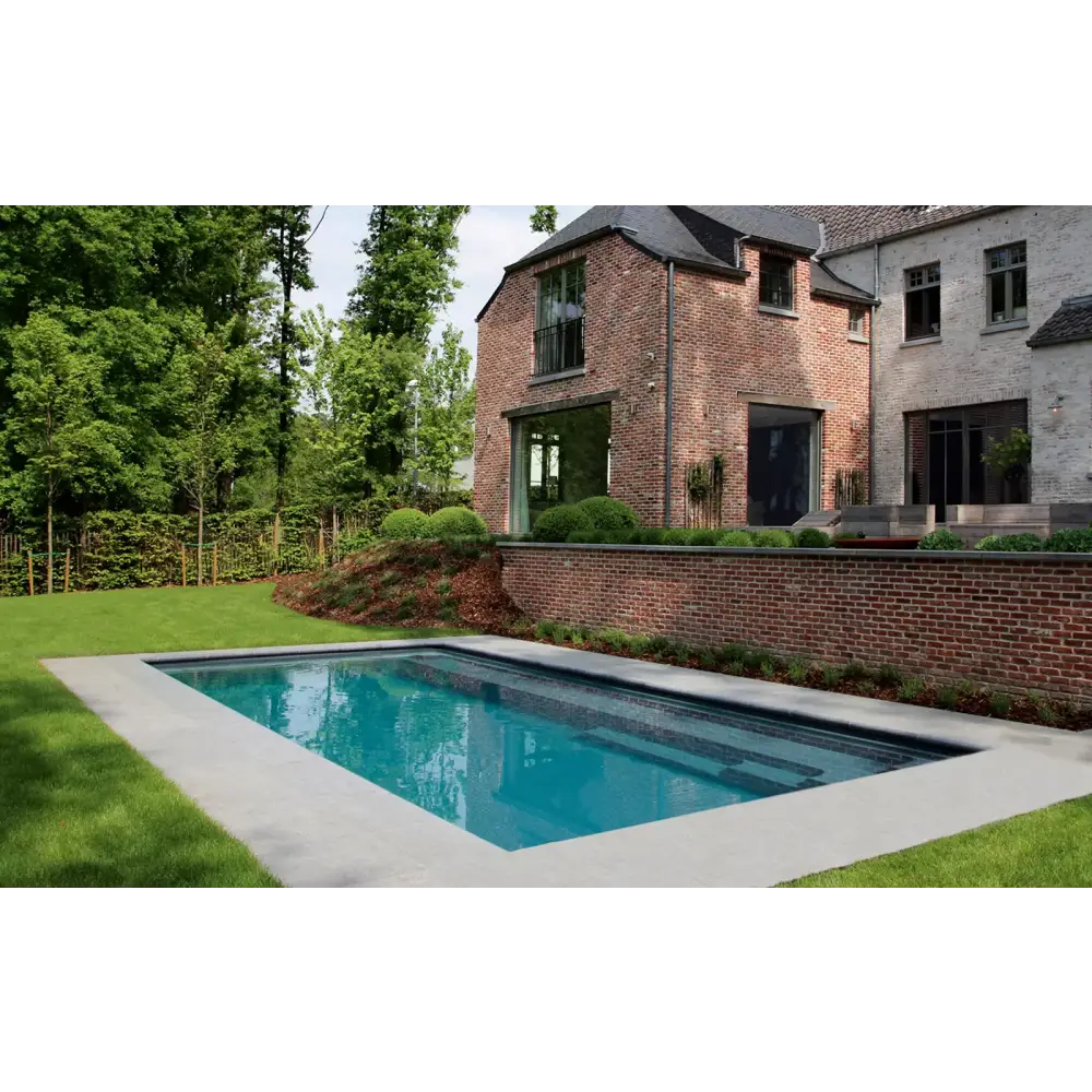 Leisurepools Reflection rektangulär pool med klart blått vatten och grön bakgrund