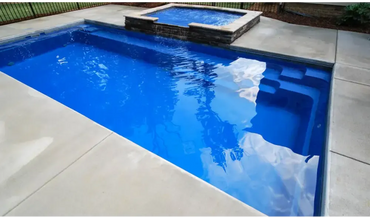Leisurepools Reflection rektangulär pool med bred simkanal och hot tub