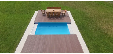 Rektangulär blå pool med Nivo Deck som perfekta pooldäcket