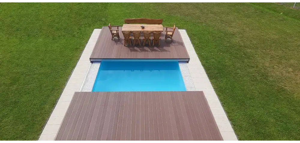 Rektangulär blå pool med Nivo Deck som perfekta pooldäcket
