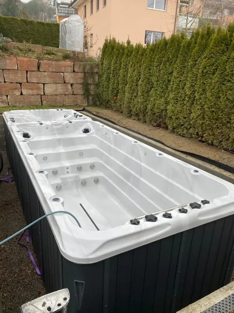 Vit PassionSpa Energy Deep Swim Spa – Sport Collection, vit och svart med jetmunstycken Vit PassionSpa Energy Deep Swim Spa – Sport Collection, vit och svart med jetmunstycken