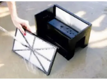 Svart Hayward Tigershark poolrobot med rektangulärt filterhus, vit mesh och svart ram