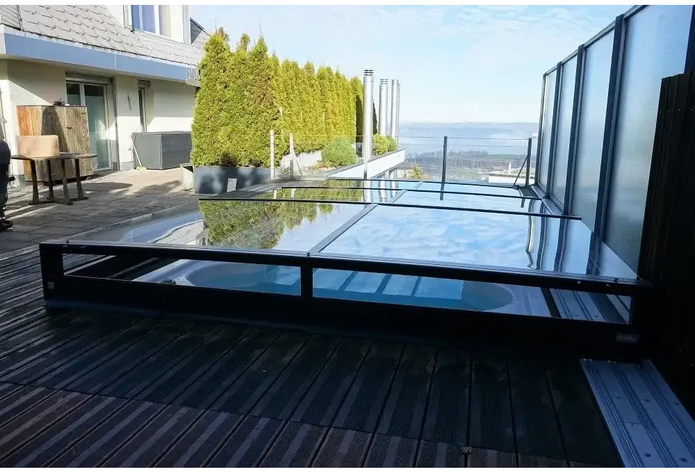 Modern Pooltak Mästare Plus med glasdesign och svart metallram