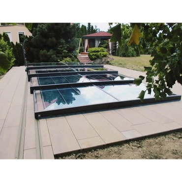 Moderna glasplasttak Mästare Plus med svarta ramar över plattor