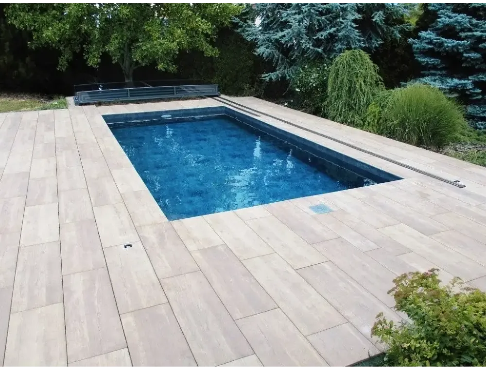 Pooltak Mästare Plus med rektangulär pool, klart blått vatten och trädeck