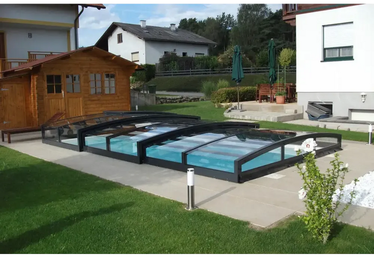 Pooltak Special med svart ram och böjd glasdesign för pool