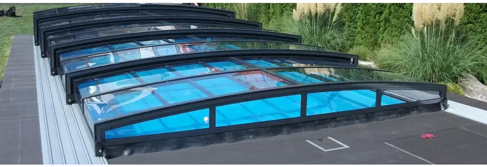 Pooltaket Special med böjt glas och RAL7016 antracit profiler, svart ramad