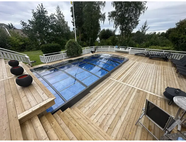 Elegant pooltak Sydney med enkelskena antracit över blå pool
