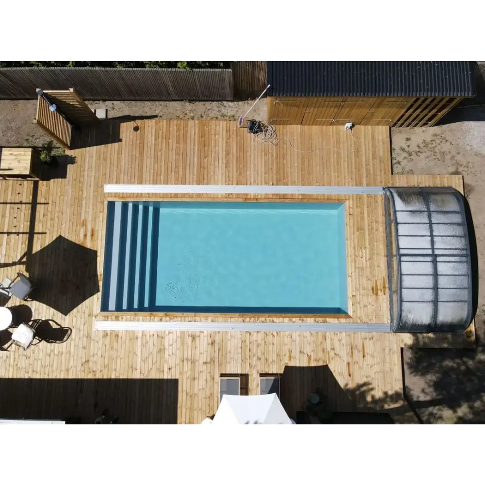 Pooltime Exklusiv 12mm PP pool med rektangulär form, klart blått vatten och vit kant på trädeck