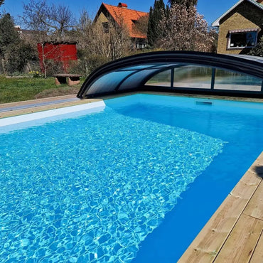Pooltime Exklusiv 12mm PP pool med klar blå bassäng och böjd transparent täckning