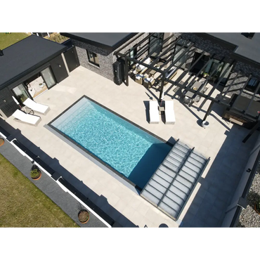 Rektangulär pooltime exklusiv 12mm pp pool 4 x 12 x 1,5 m med klarblått vatten och mörkgråa kakelsteg, perfekt för att köpa pool och pooltak