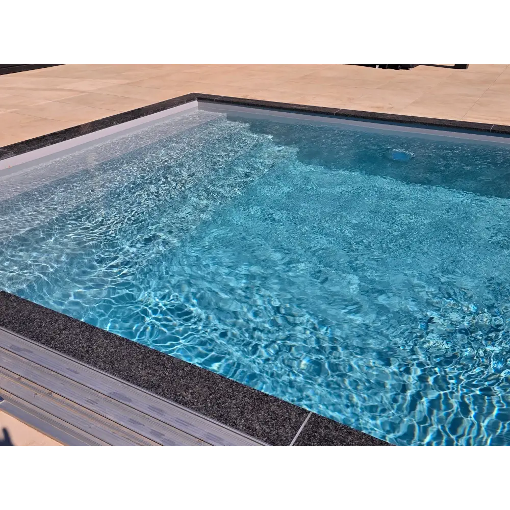 Klar blå pool med mörka kaklade kanter i pooltime exklusiv 12mm pp pool 4 x 8 x 1,5 m, perfekt för att köpa pool eller pooltak