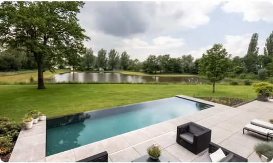 Pooltime Exklusiv Infinity med turkost vatten och svart kakel