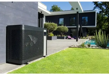 Zodiac Z250iQ MD4 svart rektangulär värmepump bredvid modernt hus