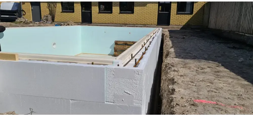 Vit isoleringsskiva för Thermopool Premium Plus grund i ofullbordad pool