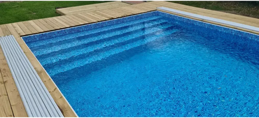 Thermopool Standard Plus med blå mosaik och metallkant, inglasad pool med träaltan