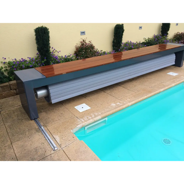 Modern poolbänk TopMoov Ovanmark med 60x14mm ram vid poolen