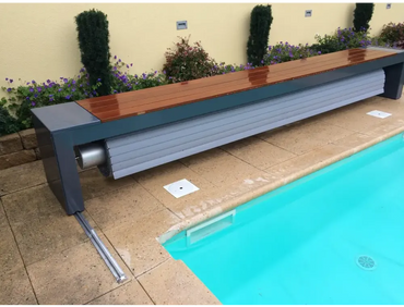 Modern Topmoov ovanmark bänk med 60x14mm lameller vid poolen