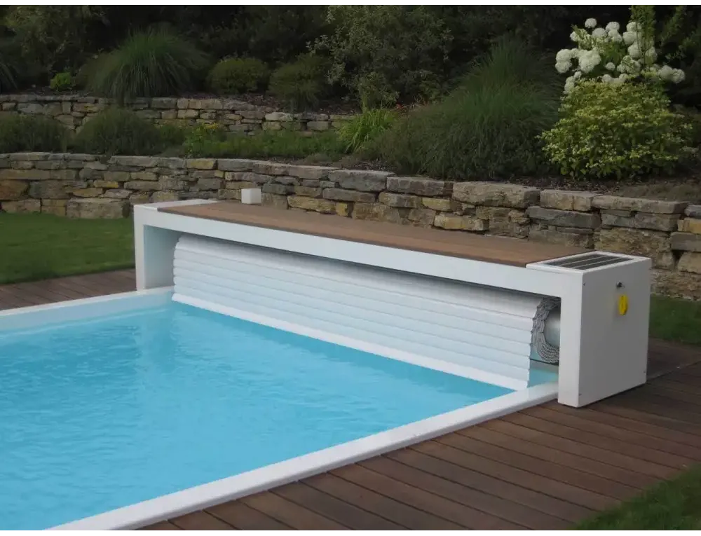 Topmoov ovanmark solcellsdriven pooltäck med 60x14mm lameller