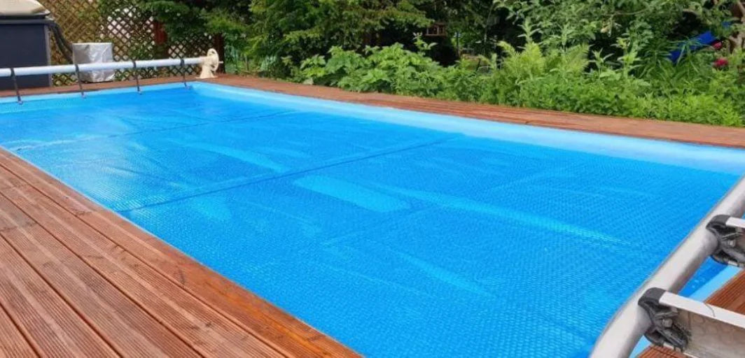 Elegant blått texturerat pooltak för bakgården