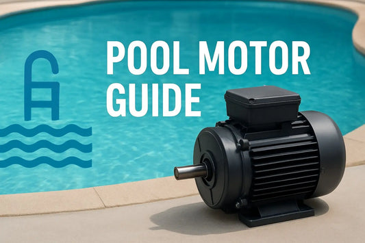Svart industriell poolmotor med ribbad hölje och axel, baksida.