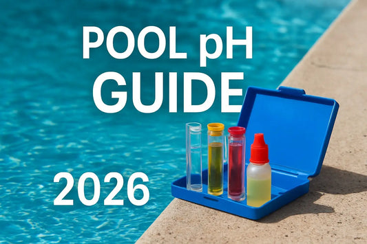 Blå plastpool pH-testkit med klara provrör och färgglada vätskevialer