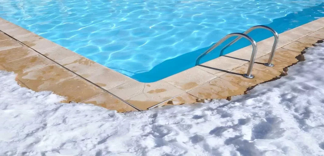 Snygg, krökt metallpoolstege med polerad kromfinish.