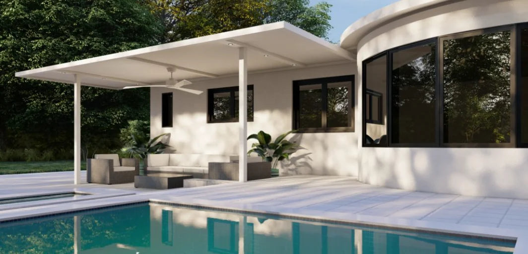 Modern vit kurvig hus med svarta fönster och täckt patio vid pool