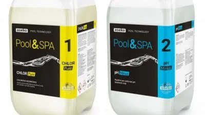 Två vita plastkannor märkta ’pool & spa’ med svarta, gula och blå etiketter med vågdesign.