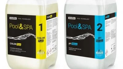 Två vita plastkannor märkta ’pool & spa’ med svarta, gula och blå etiketter med vågdesign.