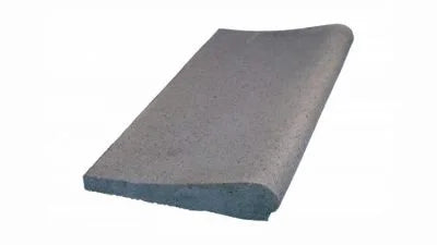 Grå betongtakatak med lätt böjd, rektangulär form och texturerad yta