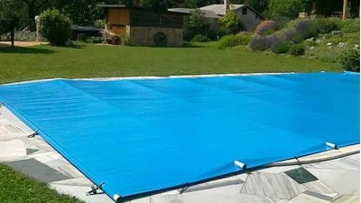 Blå pooltäckning
