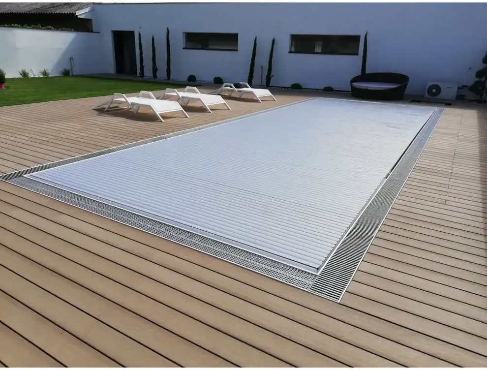 Silvrigt poolöverdrag 60x14mm med blå kaklade kanter och ribbad textur