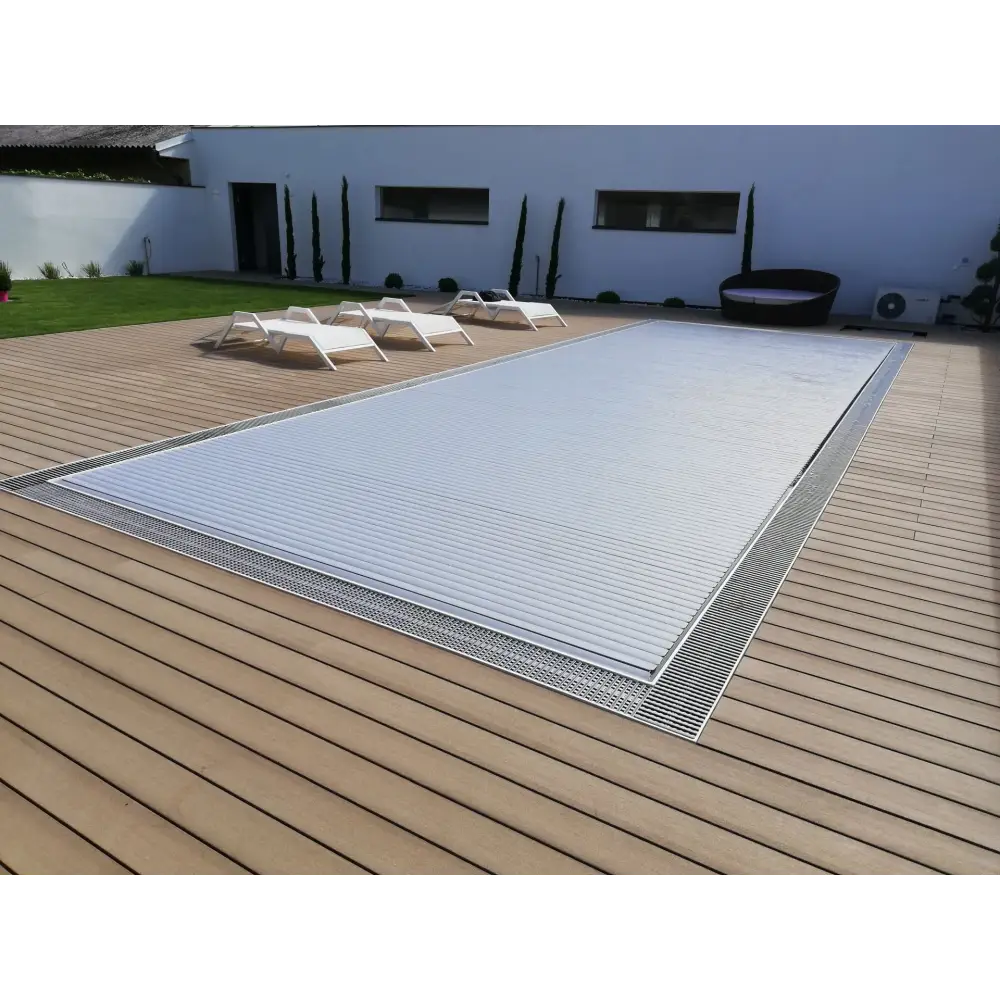 Silvrig metallpooltäckning AquaTop Nersänkt 400 4m bredd med ribbad textur och förstärkt kant